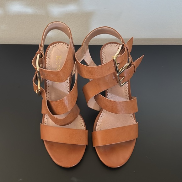 Restricted strappy heels - Picture 3 of 10